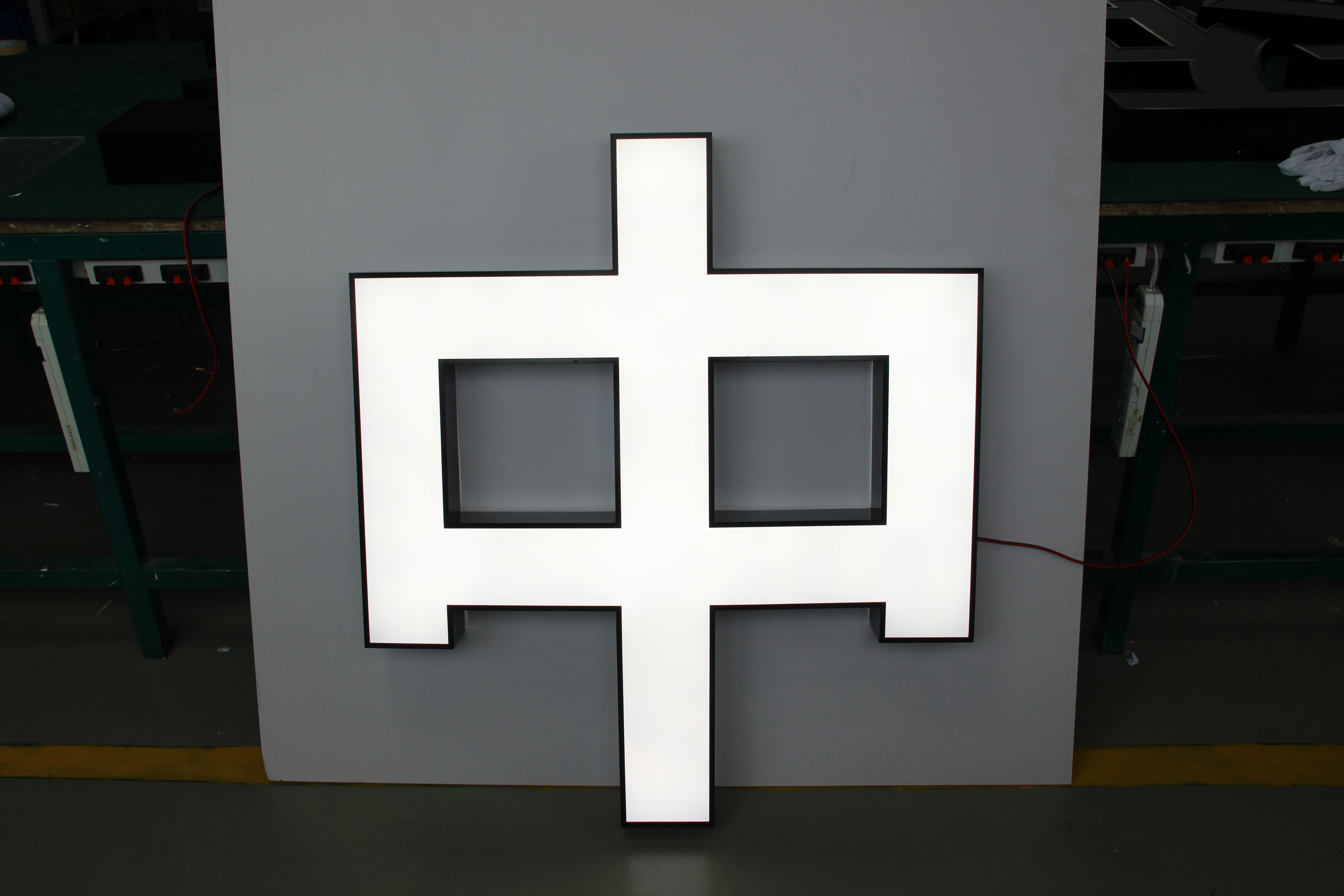 黑白發(fā)燈箱發(fā)光字